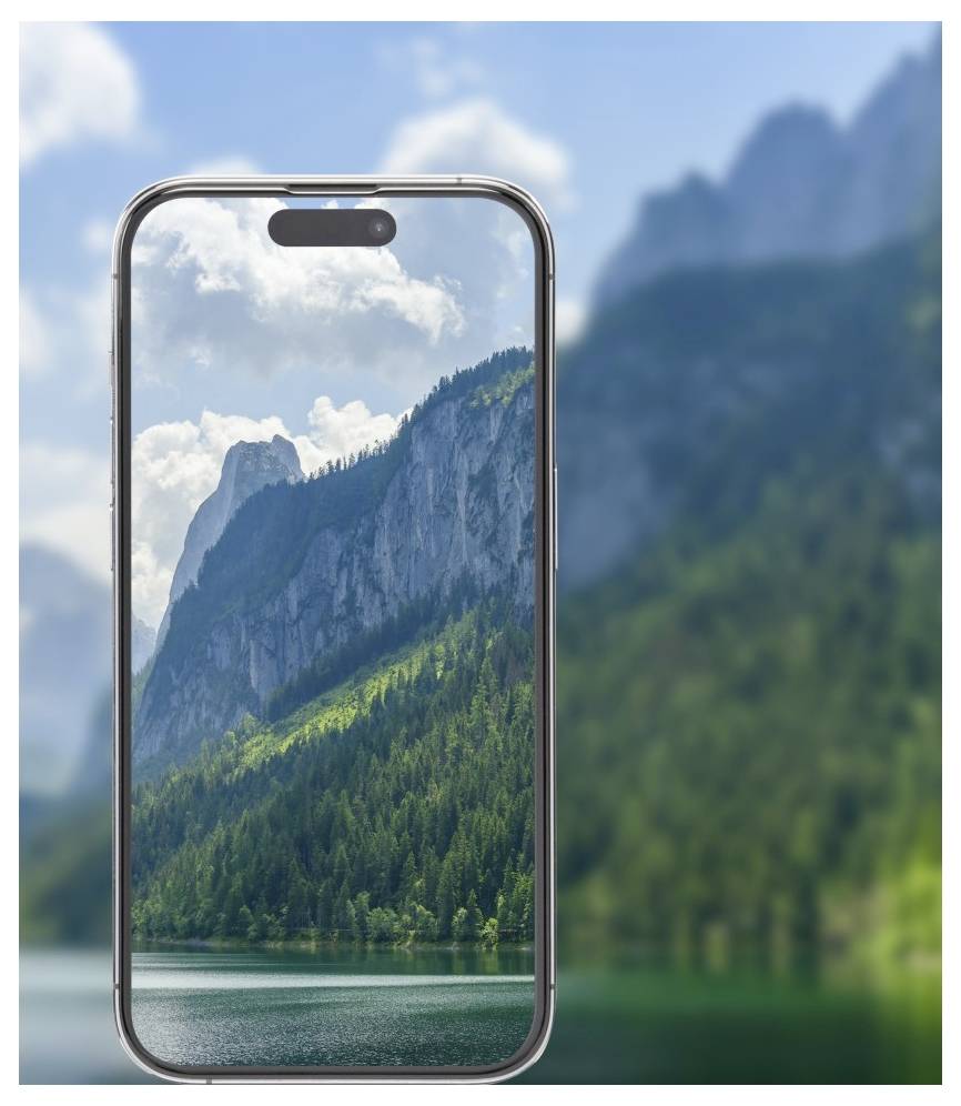Een smartphone vertoont een levendig berglandschap met een meer, dat naadloos overloopt in de werkelijke bergscène op de achtergrond.