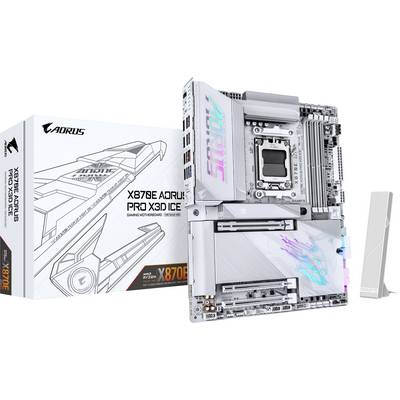 Een zilverkleurige en witte gaming-moederbord gelabeld 'X670E AORUS PRO X3D ICE', met een futuristisch ontwerp en RGB-verlichting. Doos zichtbaar op de achtergrond.
