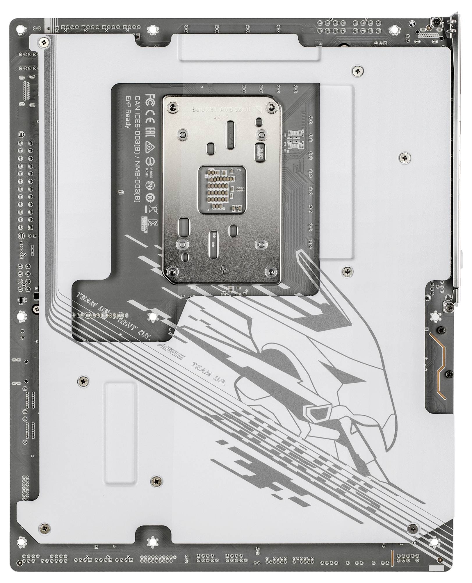 Achteraanzicht van een computermoederbord met een metalen CPU-achterplaat en graphics van een robotgezicht met circuitpatronen.