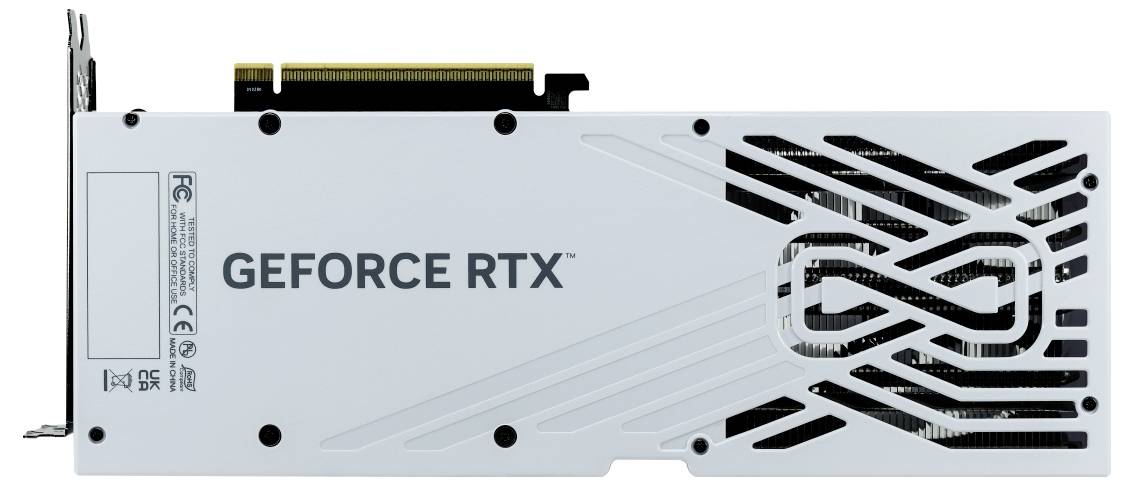 Een videokaart gemerkt als 'GEFORCE RTX' met een wit en zwart ontwerp, waarbij de achterkant met ventilatiepatronen en poorten zichtbaar is.