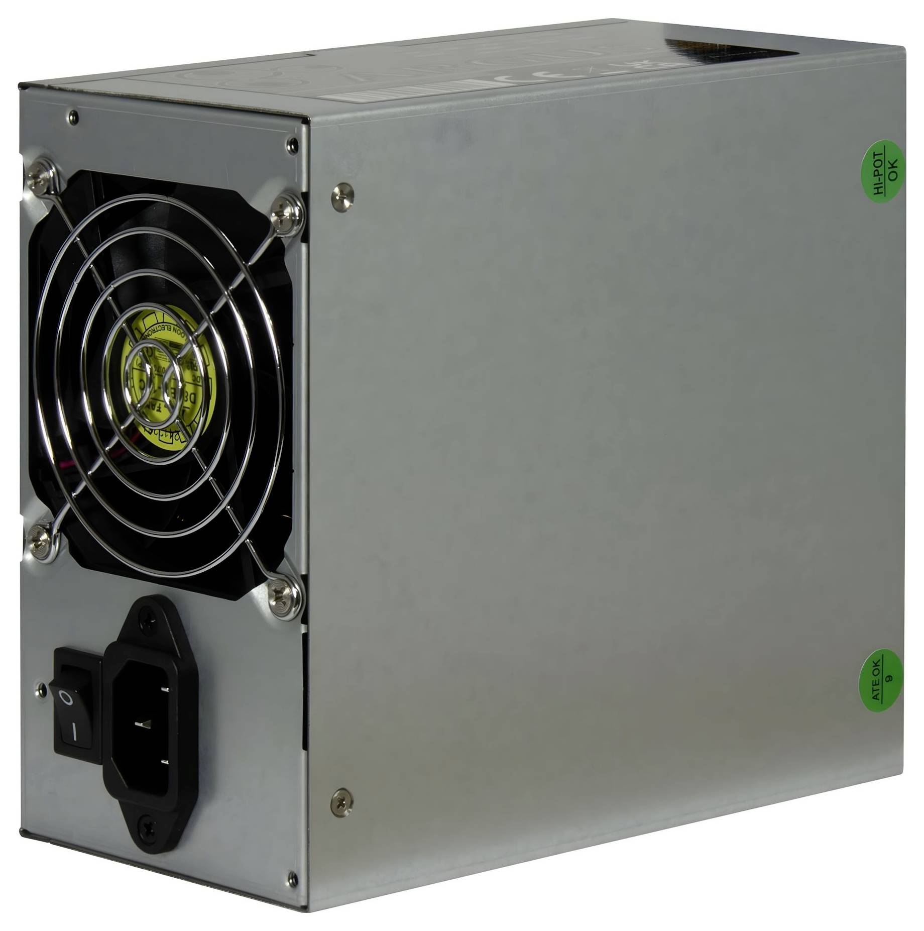 Een metalen computervoeding met een koelventilator aan de voorkant, aan/uit-schakelaar en invoersocket. Het is rechthoekig en zilverkleurig.