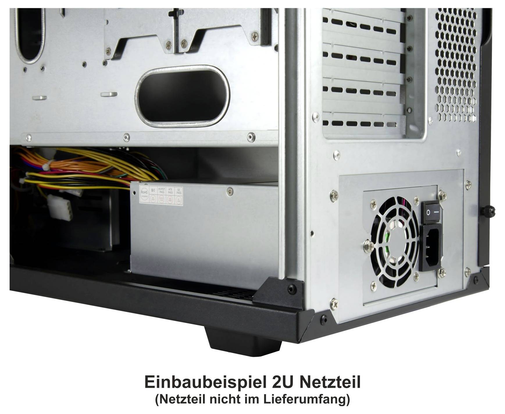 Een computerbehuizing van binnen met een 2U voeding waarbij zichtbare kabels en een ventilator te zien zijn. Tekst hieronder luidt 'Inbouwvoorbeeld 2U voeding (voeding niet inbegrepen bij levering)'.