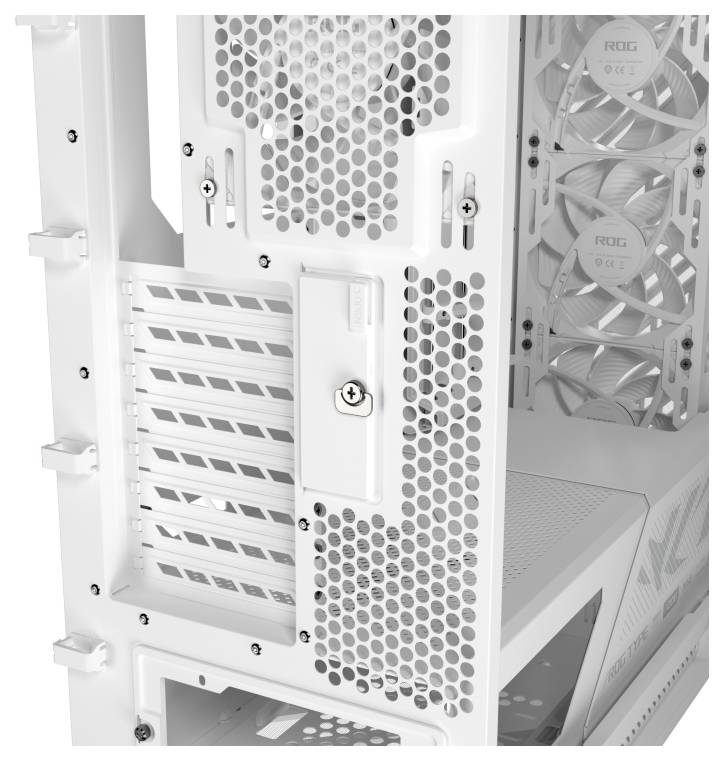 Achteraanzicht van een witte computerbehuizing met meerdere geventileerde panelen en ventilatorsteunen voor optimale luchtstroom, voorzien van uitbreidingssleuven en een vergrendelingsmechanisme.