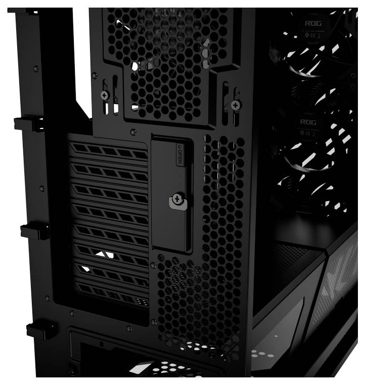 Een close-up beeld van een zwarte computerbehuizing, met zicht op het achterpaneel met meerdere ventilatieopeningen, uitbreidingssleuven en een vergrendelingsmechanisme.