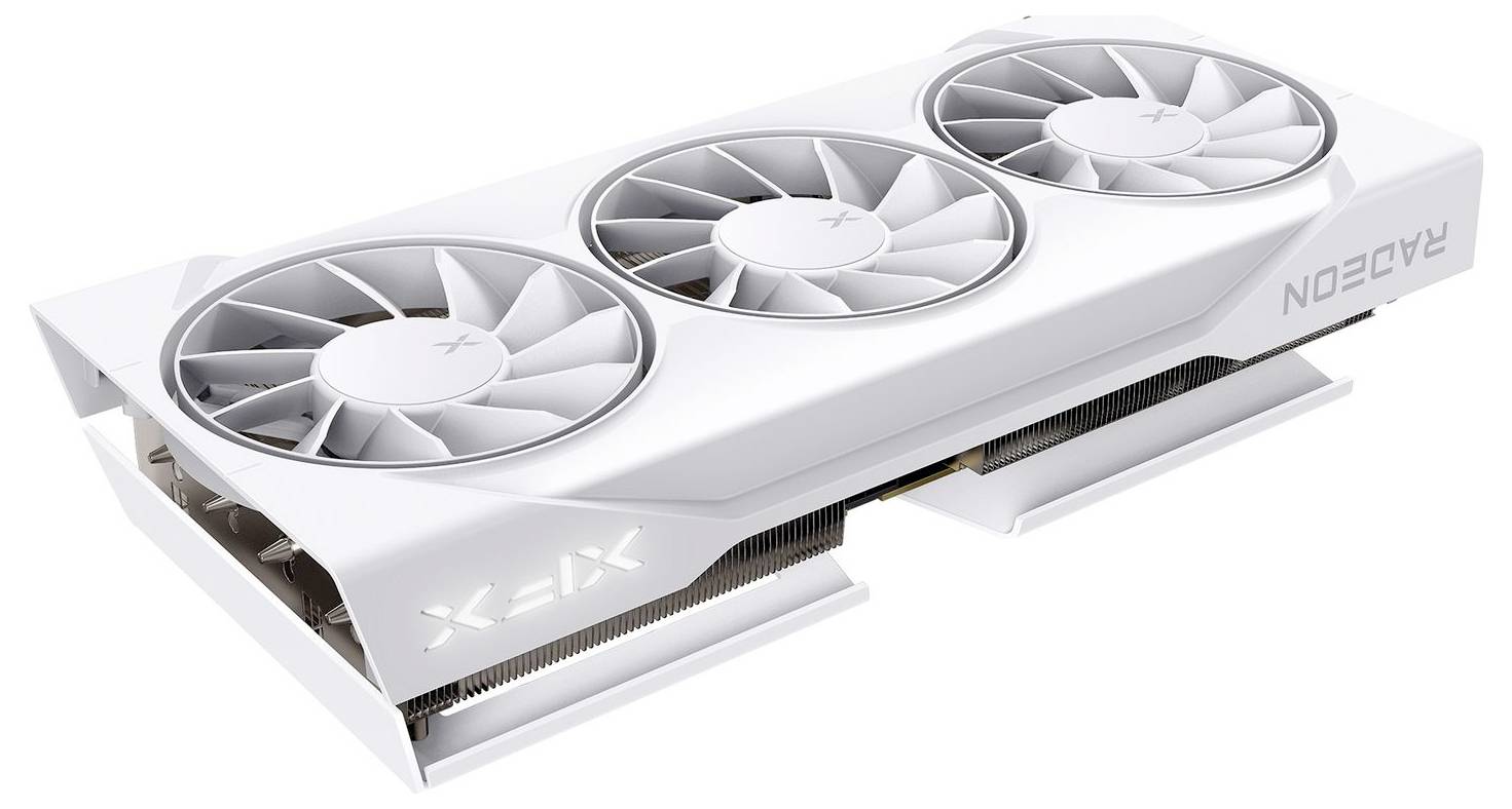 Een witte videokaart met drie koelventilatoren wordt getoond vanuit een schuin perspectief. De merknaam 'Radeon' is aan de zijkant gedrukt.
