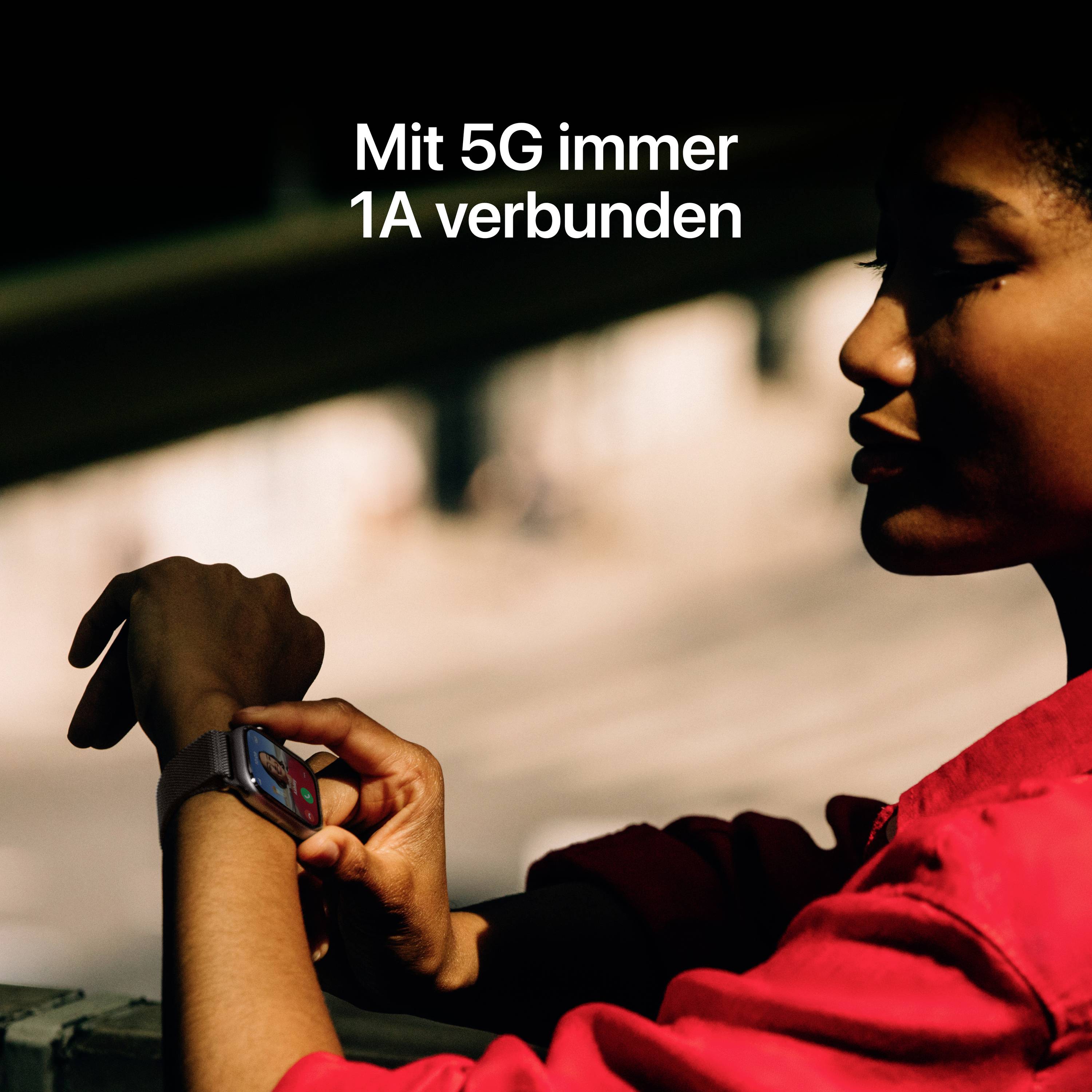 Een persoon draagt een smartwatch, kijkt naar rechts. Tekst in het Nederlands: 'Met 5G altijd top verbonden'.