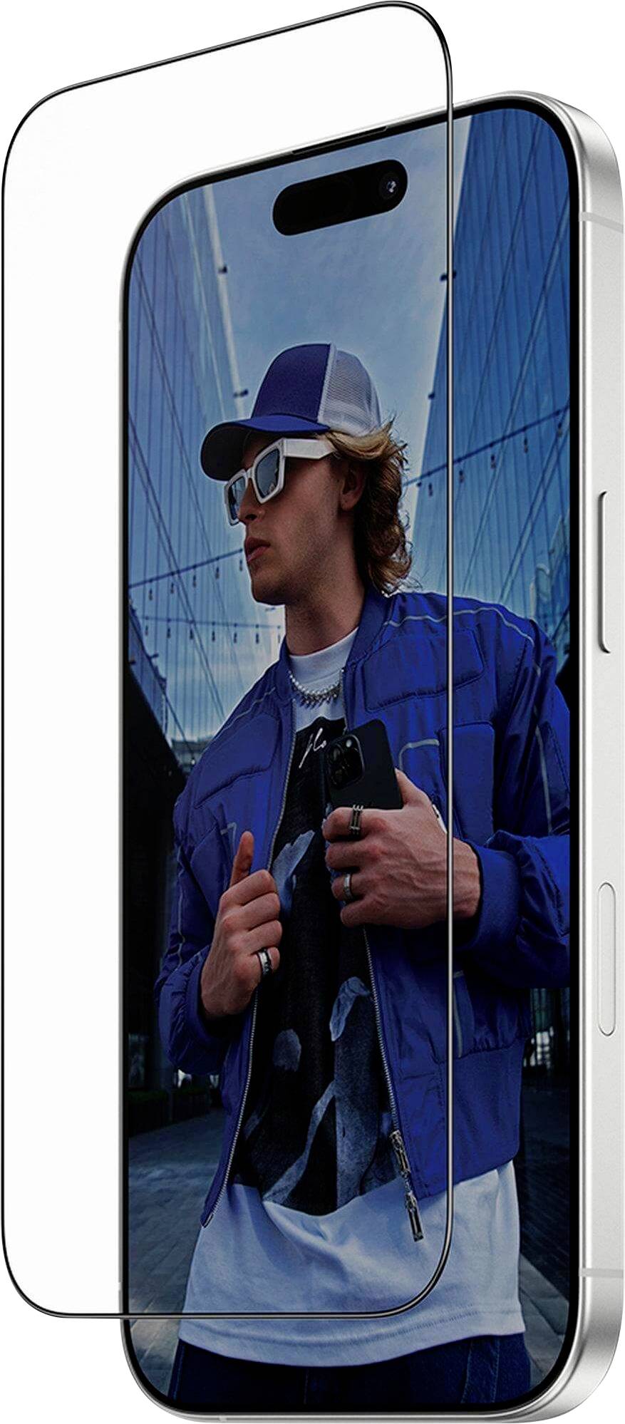 Een persoon met een blauwe jas, pet en zonnebril wordt weergegeven op een smartphonescherm, met een reflecterende gebouwenachtergrond.