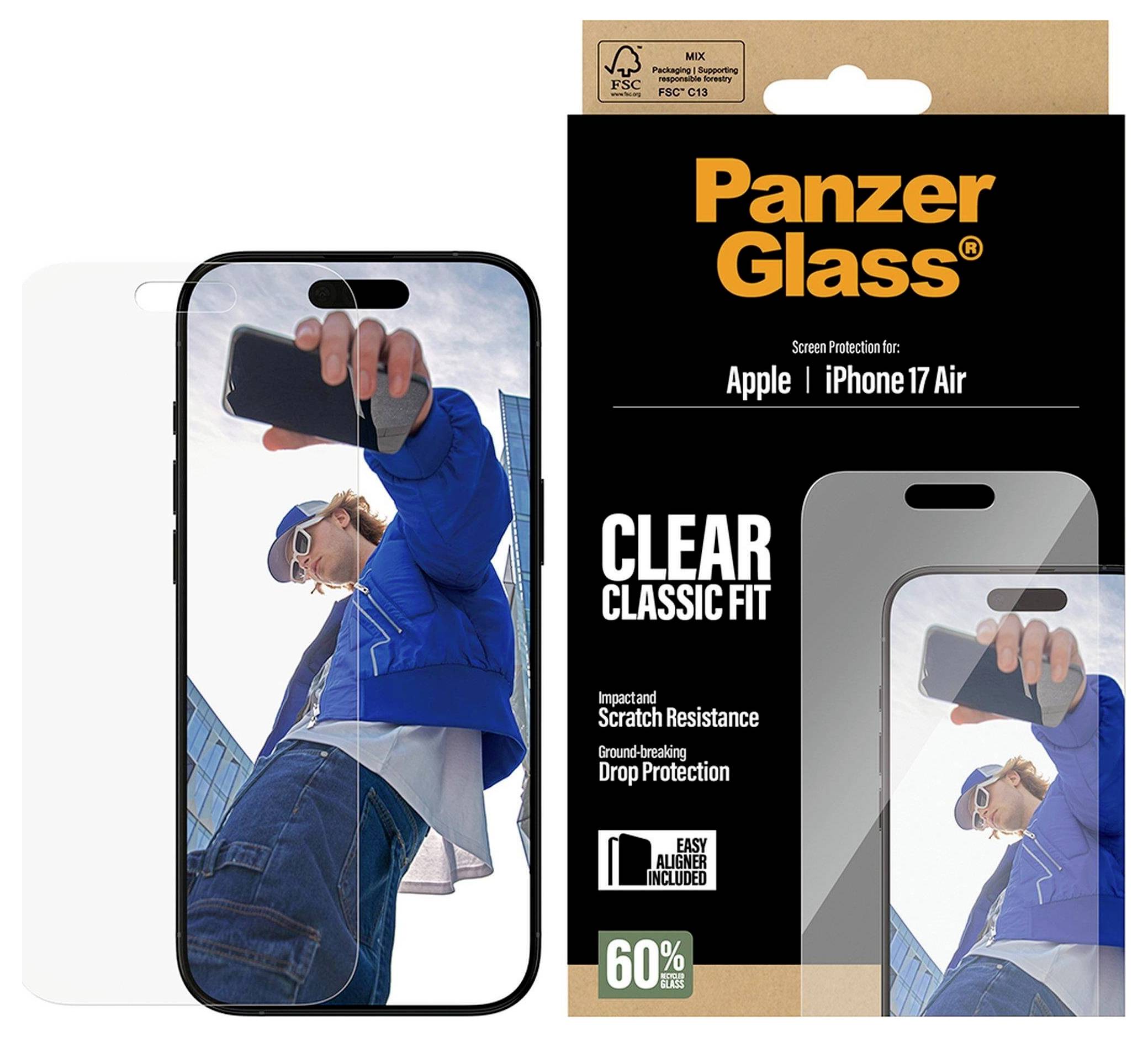 'Panzer Glass Clear Classic Fit' voor Apple iPhone 17 Air verpakking naast een jonge persoon die een selfie maakt, waarbij de beschermingsvoordelen worden benadrukt.