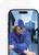Een persoon met zonnebril, een blauwe jas en een pet wordt getoond op een smartphonescherm met een screenprotector ernaast.