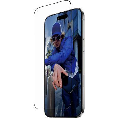 Een persoon in blauwe kleding en zonnebril wijst naar de camera door een smartphonescherm, wat een dynamisch, boeiend perspectief creëert.