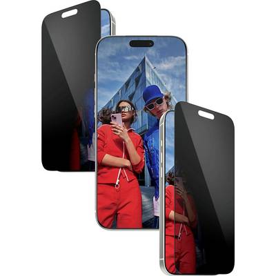 Drie smartphones vertonen een afbeelding van twee personen in levendige rode en blauwe outfits die zich bevinden voor een modern glazen gebouw.
