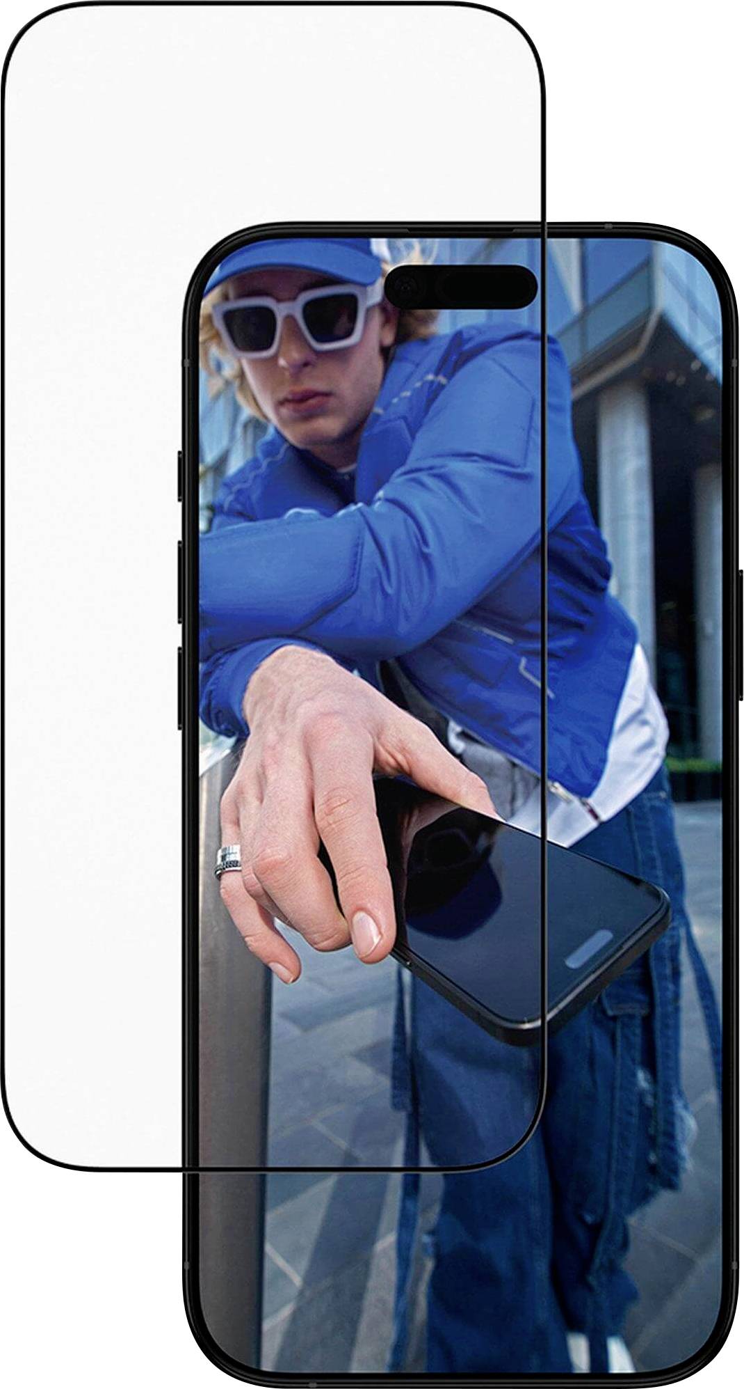 Een persoon in blauwe kleding en zonnebril reikt vooruit en maakt een foto met een smartphone. De afbeelding benadrukt de schermhelderheid van de telefoon.