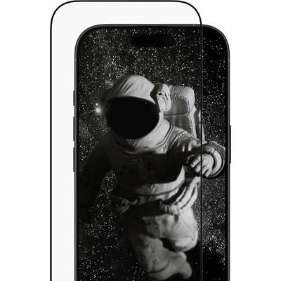 Een astronaut die rondzweeft in de ruimte wordt weergegeven op een smartphonescherm, wat de helderheid van het display en de meeslepende ervaring benadrukt.