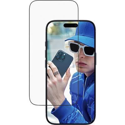 Een persoon in een blauwe jas en hoed houdt een smartphone vast, met zonnebril op. De focus ligt op het apparaat en hun stijlvolle verschijning.