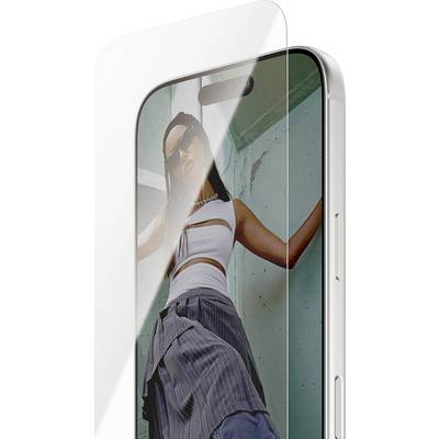 Een smartphone met een transparante schermbeschermer toont een vrouw die een witte top en grijze rok draagt. De afbeelding demonstreert de transparantie van de beschermer.
