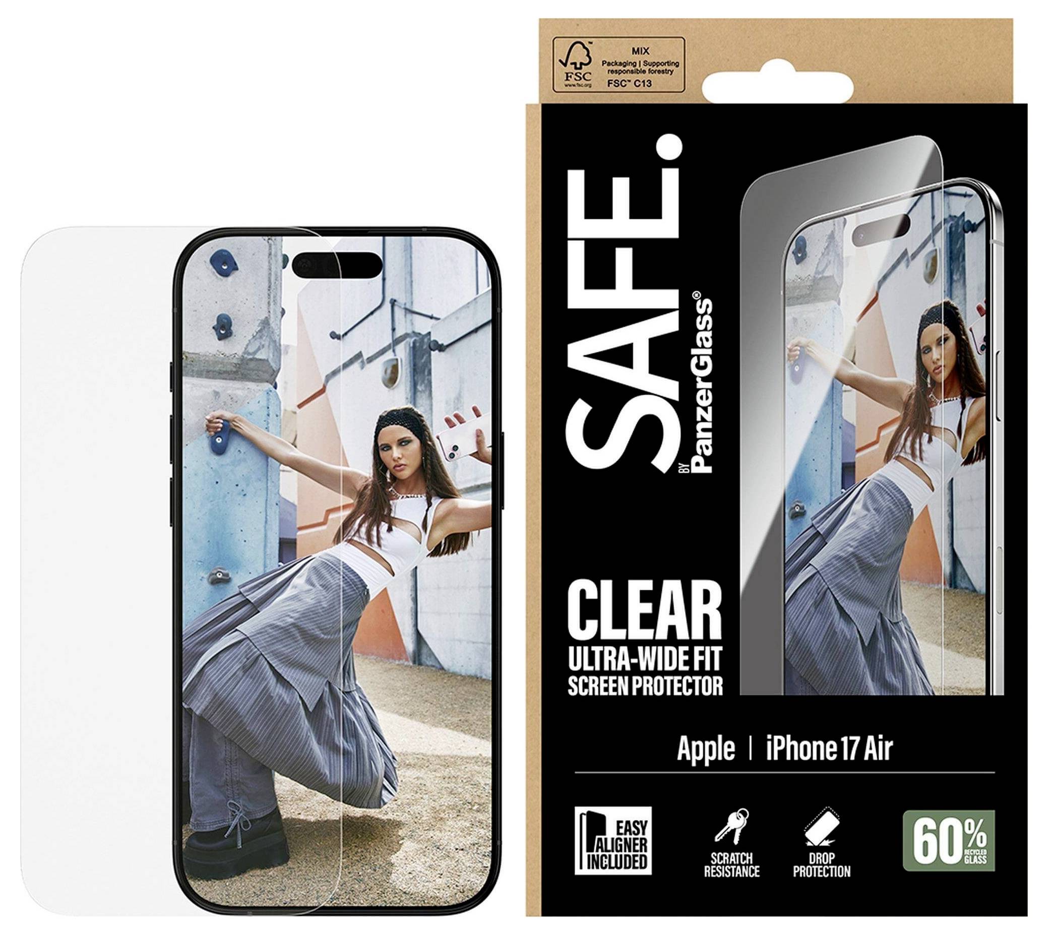 'PanzerGlass screenprotector doos voor iPhone 17 Air met een model dat poseert in stedelijke outfit op het scherm van de getoonde telefoon.'