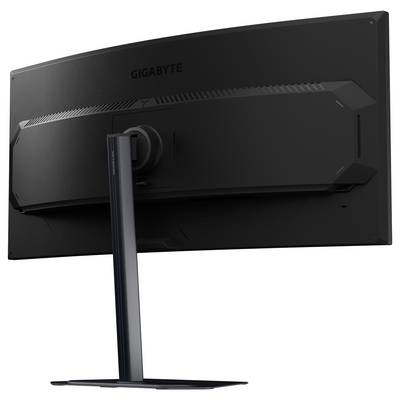 Een gebogen Gigabyte computermonitor, gezien van achteren, waarbij de standaard en aansluitpoorten zichtbaar zijn.