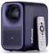Een donkerblauwe InFocus-projector met een lens en geperforeerde luidsprekerkant, vergezeld van een witte afstandsbediening met verschillende knoppen.