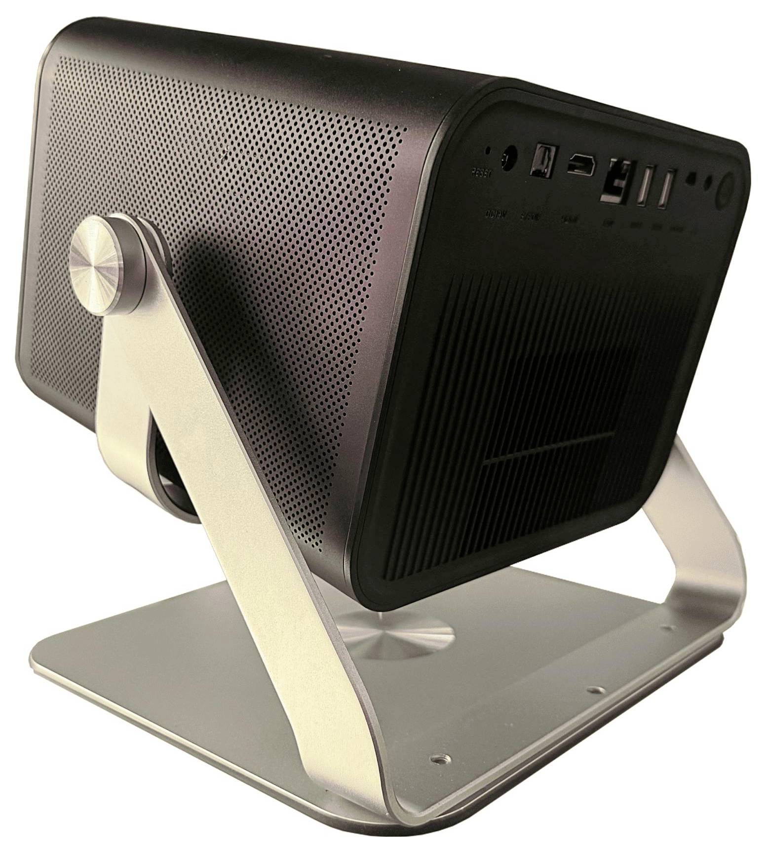 Een zwart elektronisch apparaat met een geperforeerd oppervlak is gemonteerd op een zilverkleurige, verstelbare standaard, met meerdere poorten aan de achterkant.