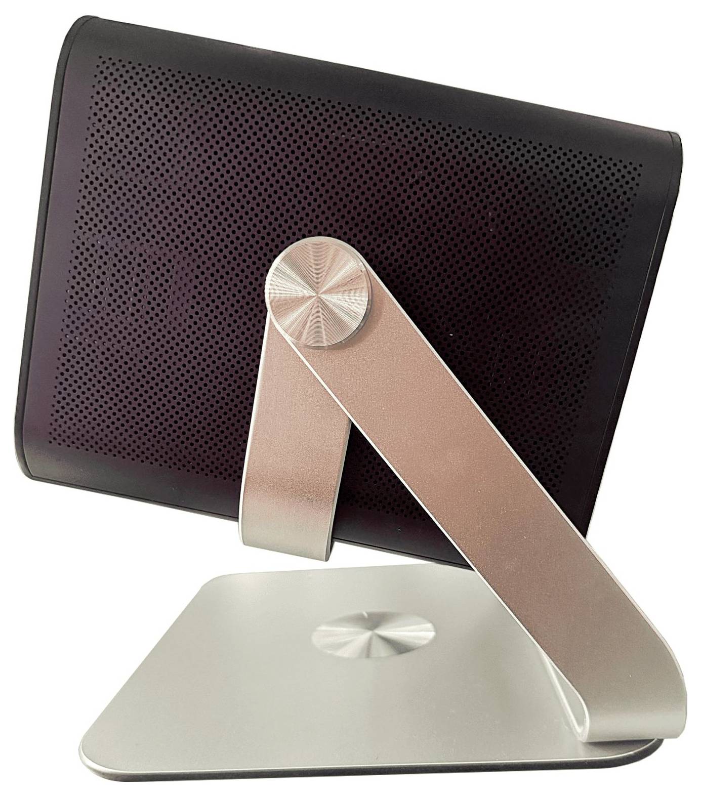 Een strak, modern zwart luidsprekersysteem op een metalen standaard, licht achterover gekanteld. De standaard heeft een cilindrisch draaigewricht, waardoor verschillende hoeken kunnen worden ingesteld.