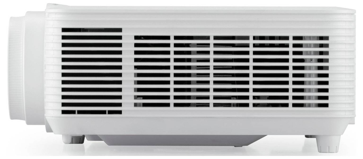 Een witte projector bekeken van opzij, waarbij de ventilatierooster en lens zichtbaar zijn. Hij staat op een vlak oppervlak.