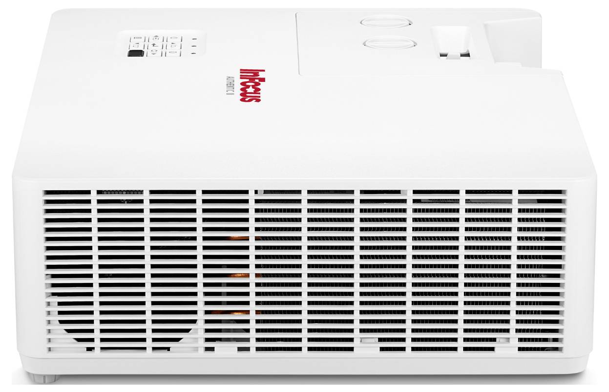 Een witte InFocus-projector met verluchtingsroosters aan de zijkant, voorzien van bedieningselementen en aansluitingen op het bovenoppervlak, ontworpen voor gebruik in vergaderzalen of klaslokalen.