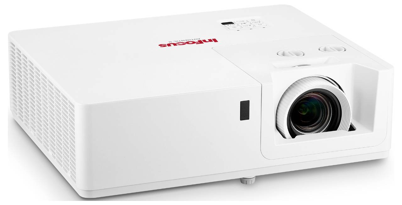 Een witte projector met een lens aan de voorkant, licht schuin gepositioneerd, ontworpen voor het weergeven van afbeeldingen of video's op een scherm.