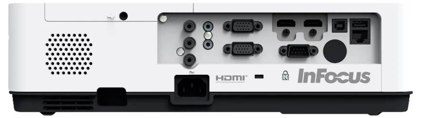 Achteraanzicht van een witte projector waarop verschillende invoerpoorten te zien zijn, waaronder HDMI, VGA en USB, met het 'InFocus' logo aan de zijkant.