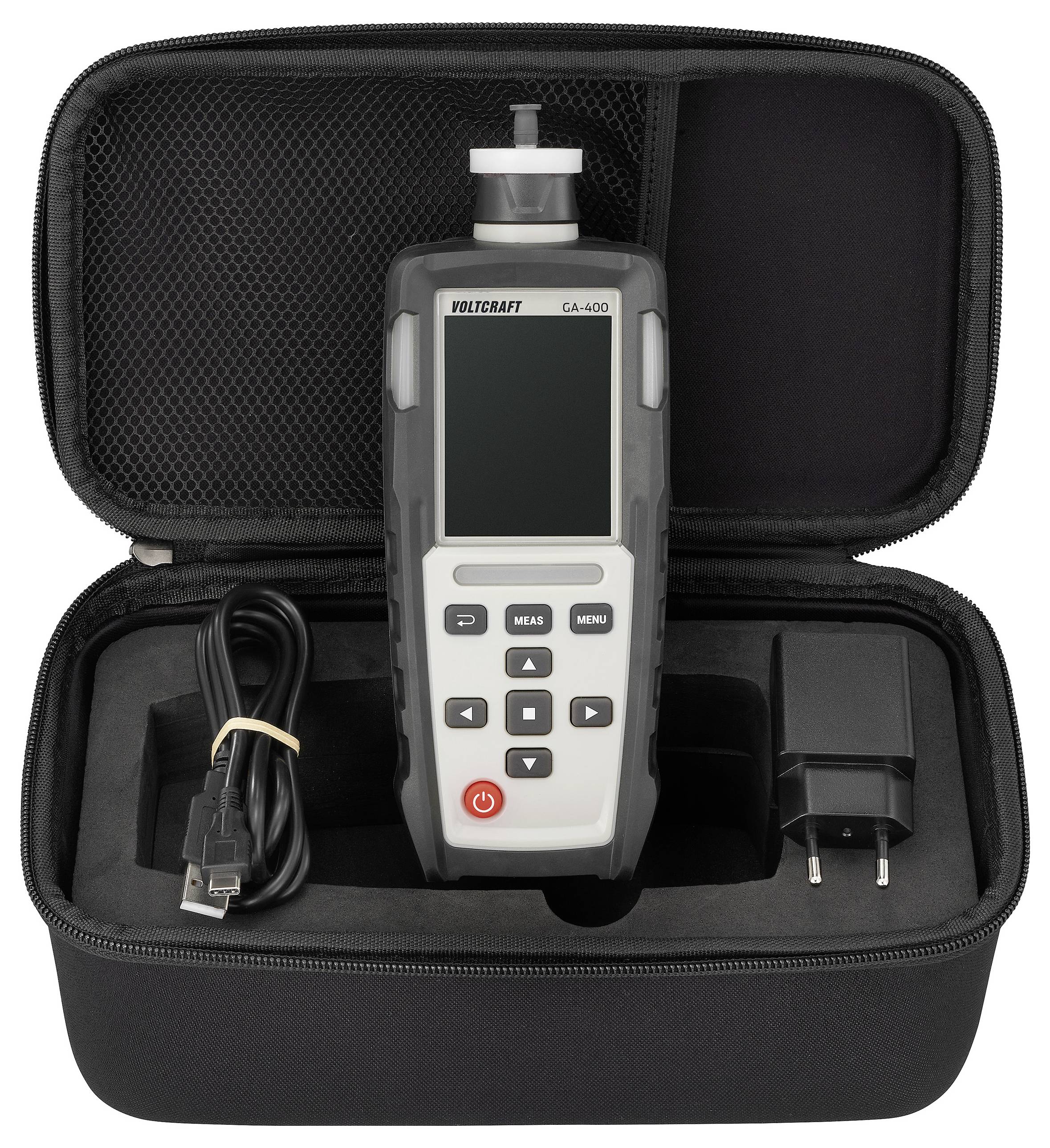 Een handheld elektronisch apparaat weergegeven in een open koffer, met een USB-kabel en een stekkeradapter. Het scherm is uit.