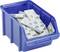 Een blauwe plastic container met verschillende grijze, rechthoekige objecten van binnen, voorzien van een geribde en gegroefde textuur.