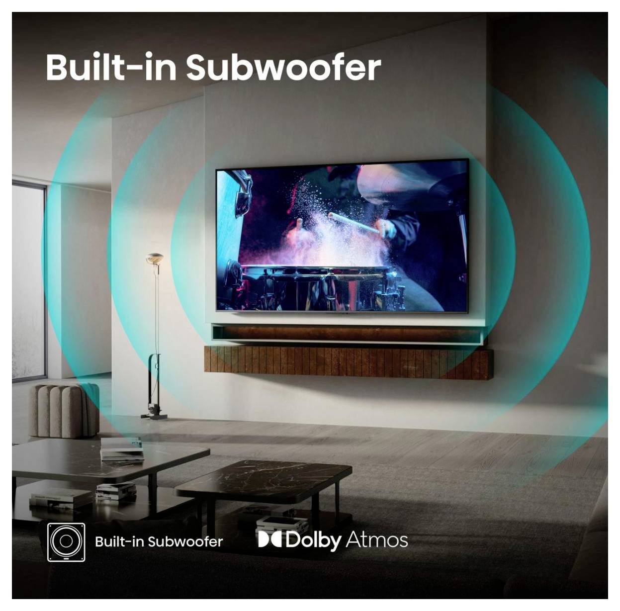 'Ingebouwde Subwoofer' met een aan de muur bevestigde tv in een woonkamer die geluidsgolven toont. Dolby Atmos-logo onderaan.
