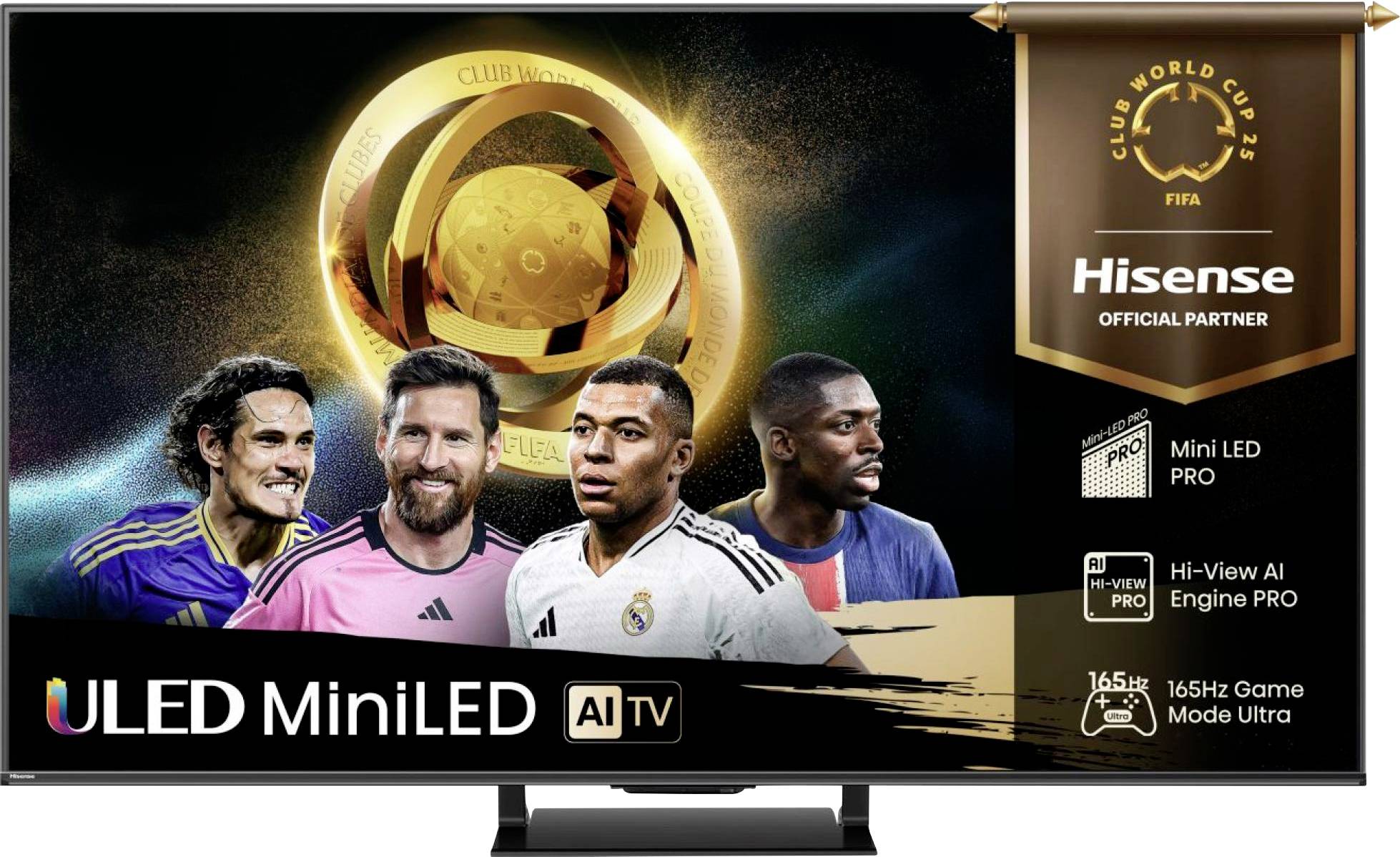 Een tv-reclame met vier voetbalspelers en een grote gouden FIFA Club World Cup trofee op de achtergrond. Hisense-branding is prominent zichtbaar.