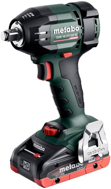 Draadloze Metabo slagmoersleutel met batterijpakket, waarbij het gereedschap en het aangesloten dopsleutelaandrijving op een witte achtergrond wordt weergegeven.