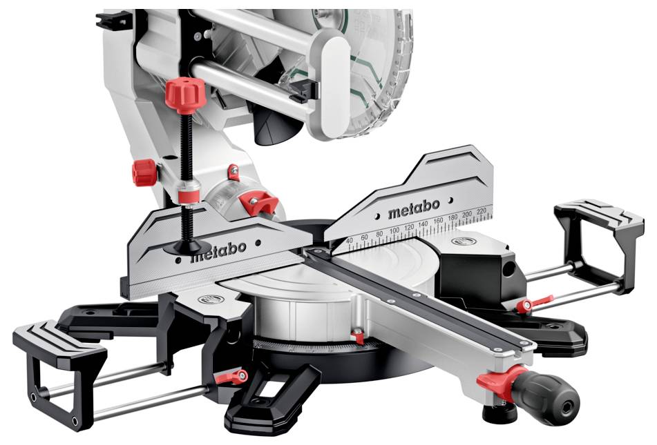 Een close-upweergave van de voet van een Metabo verstekzaag, met meetmarkeringen, hoekverstellers en klemmen die zijn ontworpen voor nauwkeurige houtbewerkingszagen.
