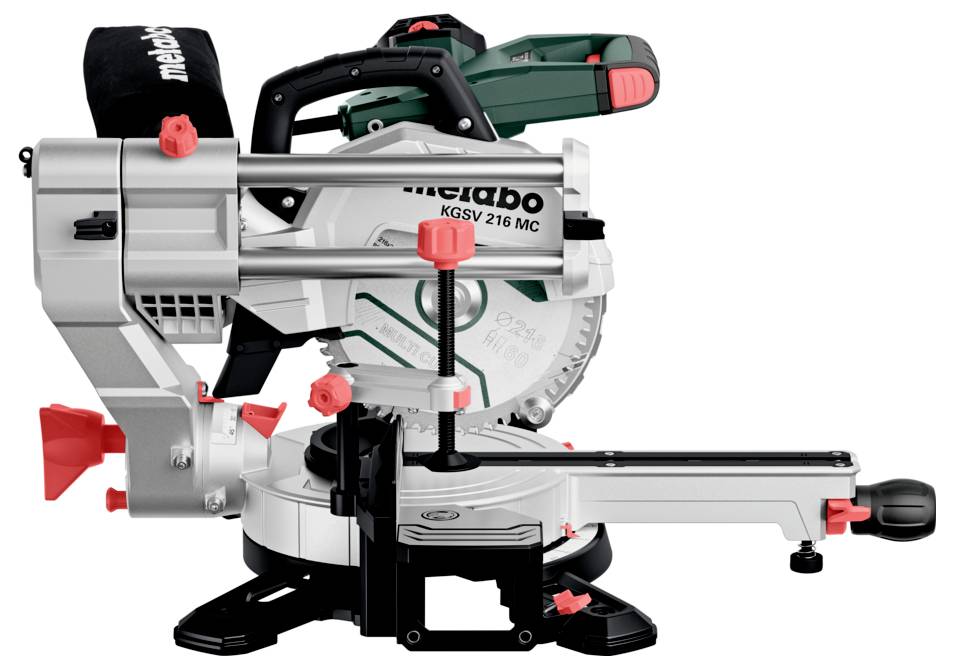 Een verstekzaag met een cirkelzaagblad, uitgerust met een schuifarm en verschillende stelknopen, gebruikt voor nauwkeurige houtbewerkingswerkzaamheden.