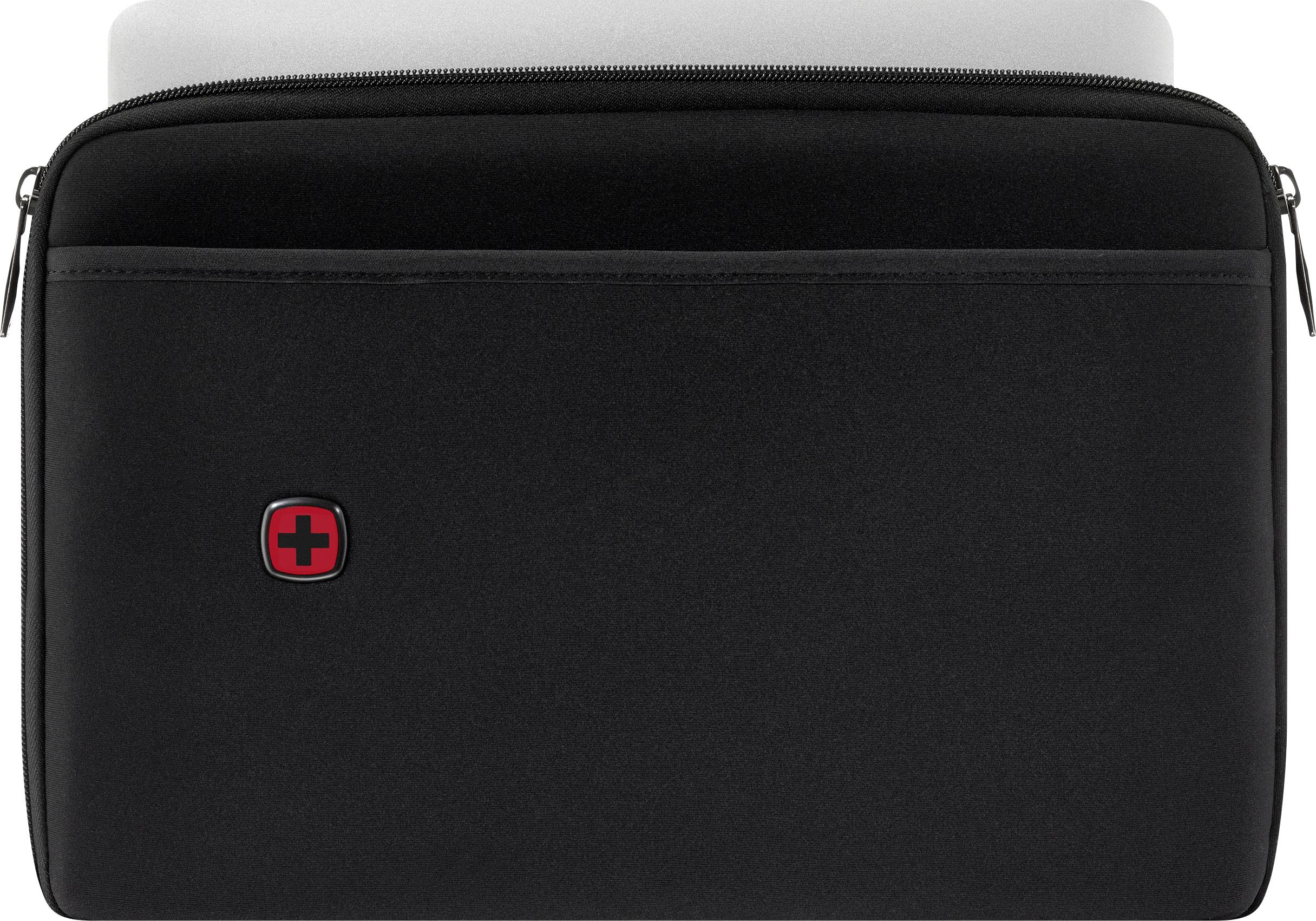 Een zwarte laptophoes met een rood kruislogo op de voorkant, gedeeltelijk open zijn rits om een grijze laptop binnenin te onthullen.