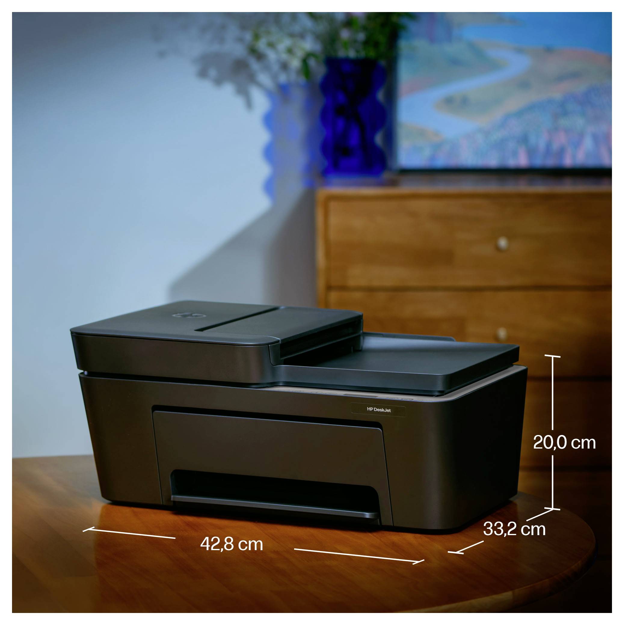 Zwarte multifunctionele printer op een tafel, weergegeven met maatanduiding: 42,8 cm breed, 33,2 cm diep en 20,0 cm hoog.