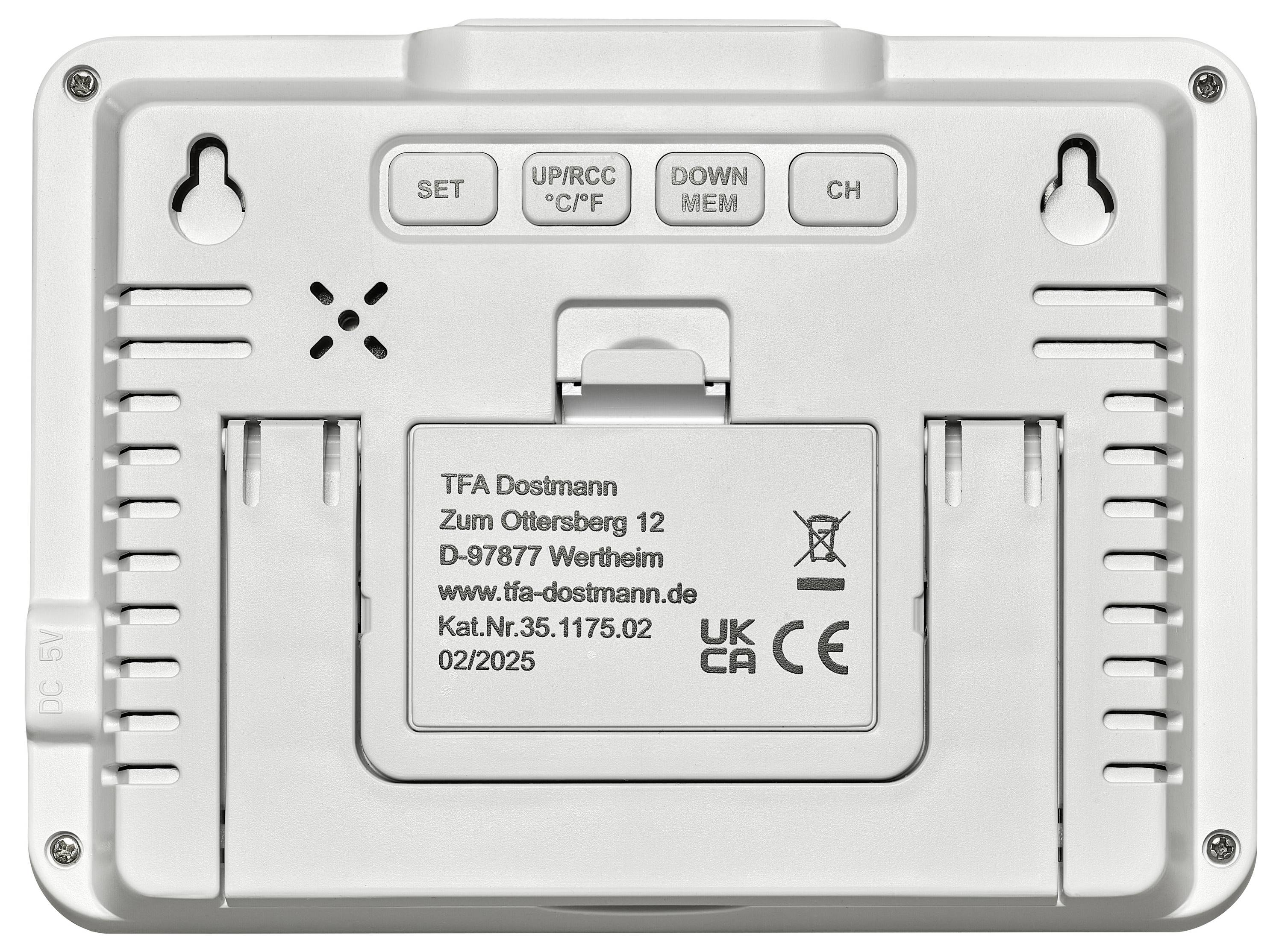 De achterkant van een digitaal apparaat met batterijvakken, bedieningsknoppen en een fabrikantenlabel met adres en certificeringslogo's.