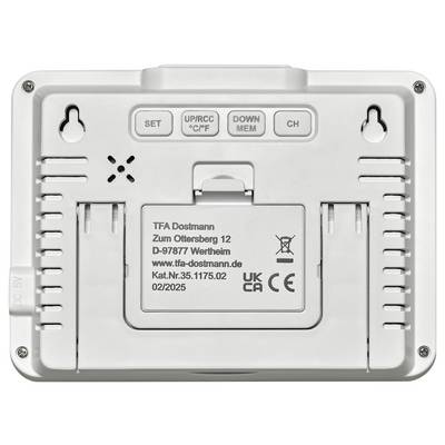 De achterkant van een digitaal apparaat met batterijvakken, bedieningsknoppen en een fabrikantenlabel met adres en certificeringslogo's.