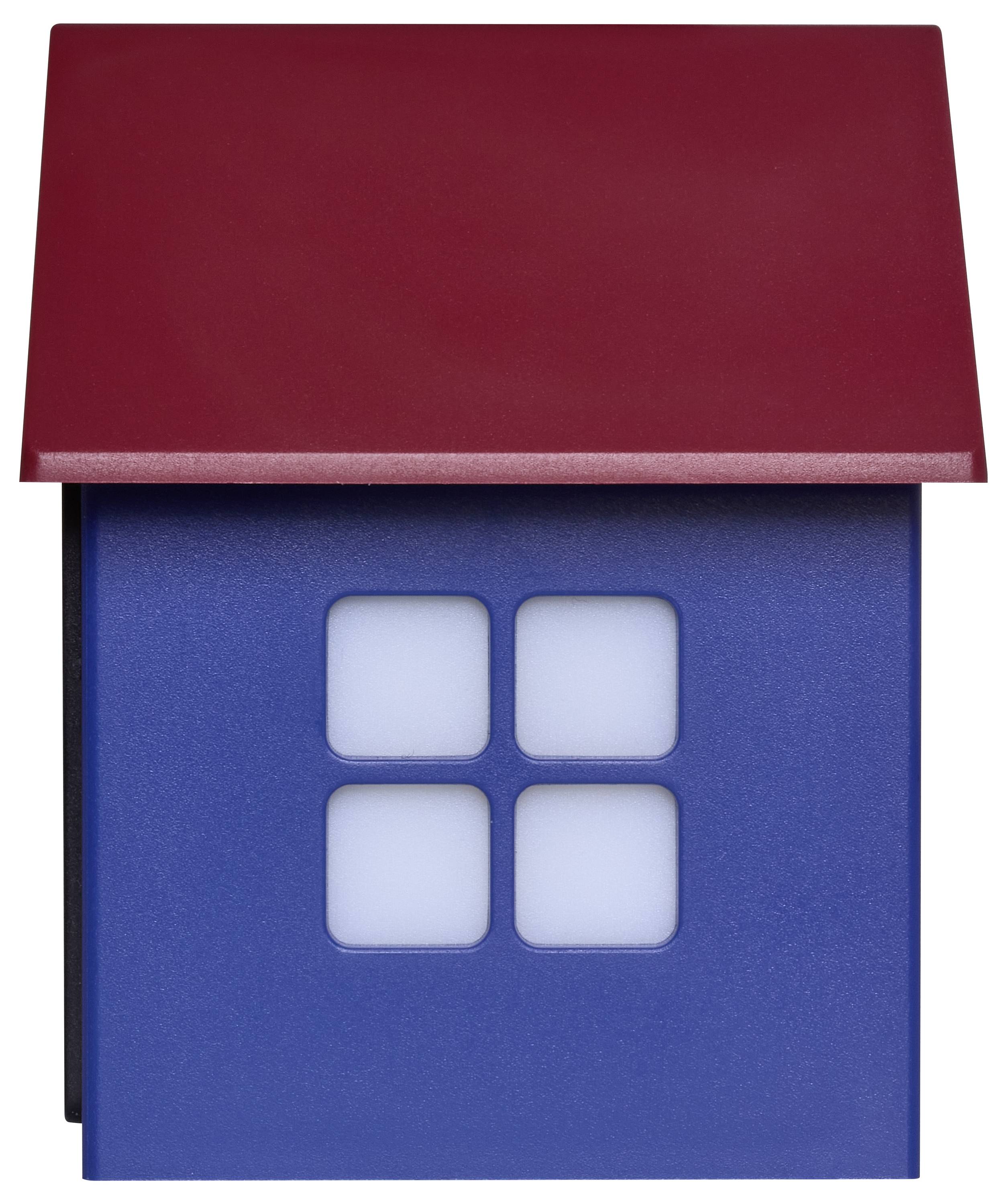 Een klein huisvorming object met een rood dak en blauwe muren heeft een wit raam met vier ruiten in het midden.