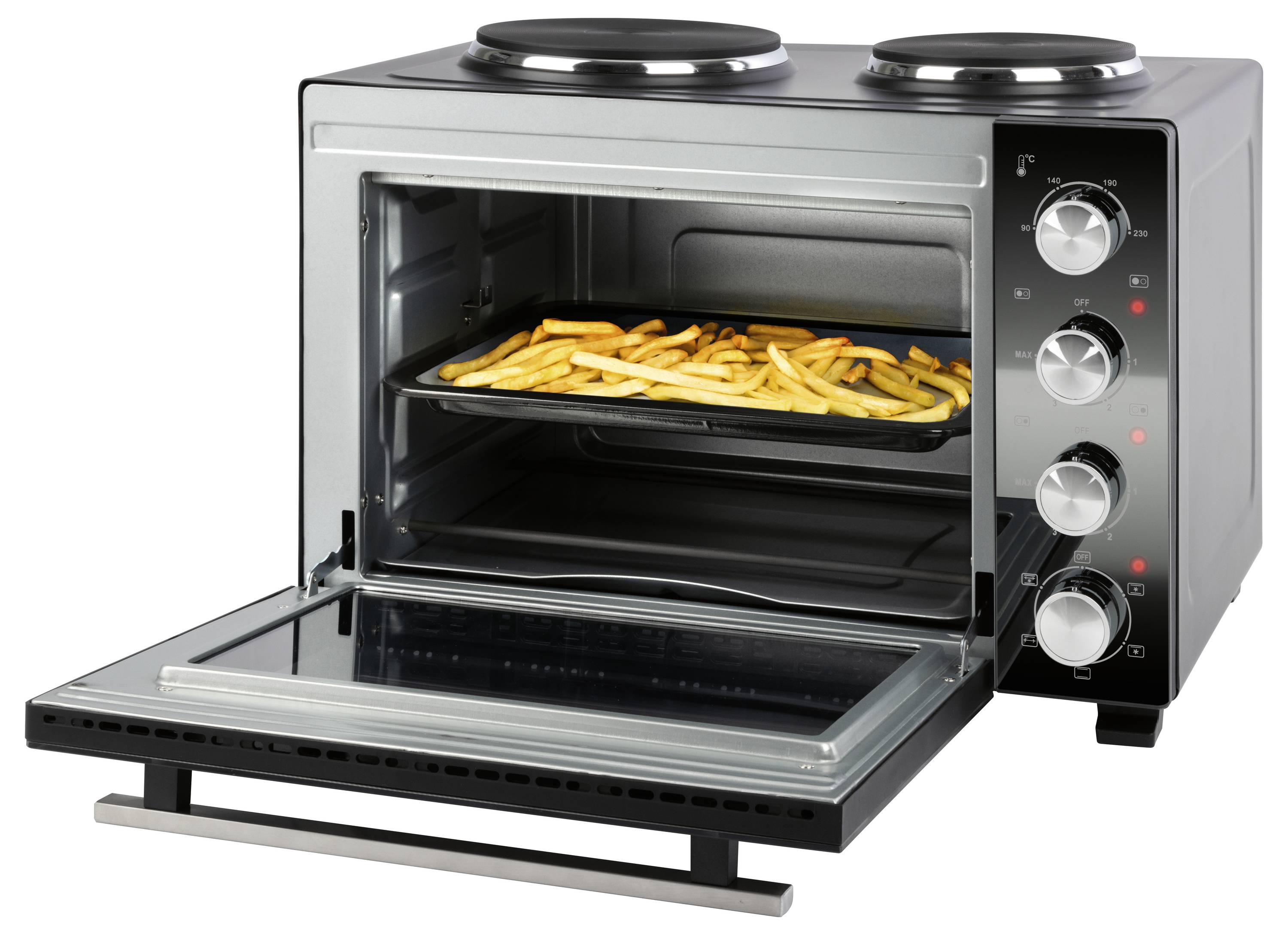 Een toaster-oven met open deur, waarop een bakplaat met gebakken friet zichtbaar is. Bovenop de oven zijn twee kookpitten geplaatst.