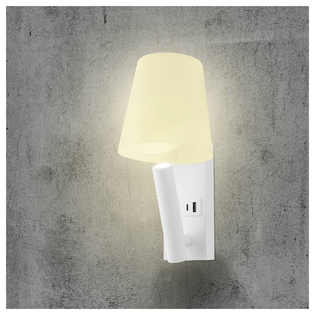 Wandlamp met een gele lampenkap die zacht licht uitstraalt, bevestigd aan een gestructureerde grijze muur. De lampvoet heeft een USB-poort.