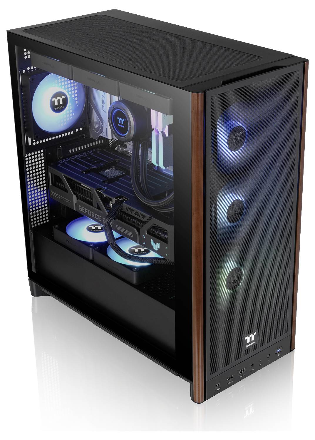 Een high-end gaming-pc met RGB-verlichting in een transparante behuizing, waarbij koelventilatoren en videokaart zichtbaar zijn, op een reflecterende ondergrond.