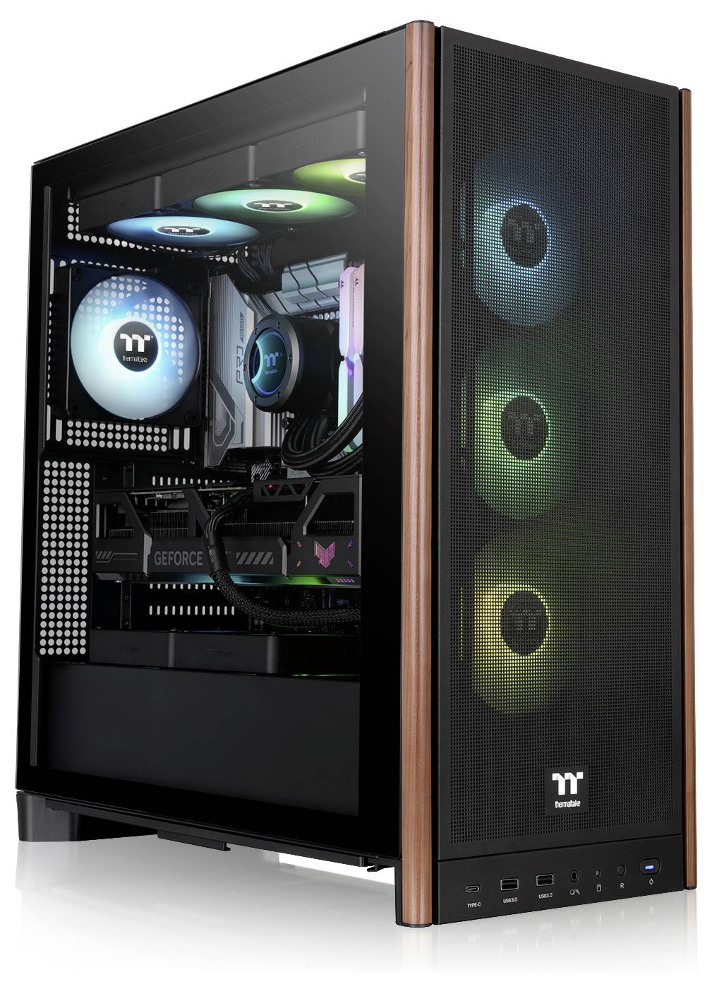 Een gamingcomputer-toren met een transparant zijpaneel toont interne componenten, RGB-verlichting en meerdere koelventilatoren.