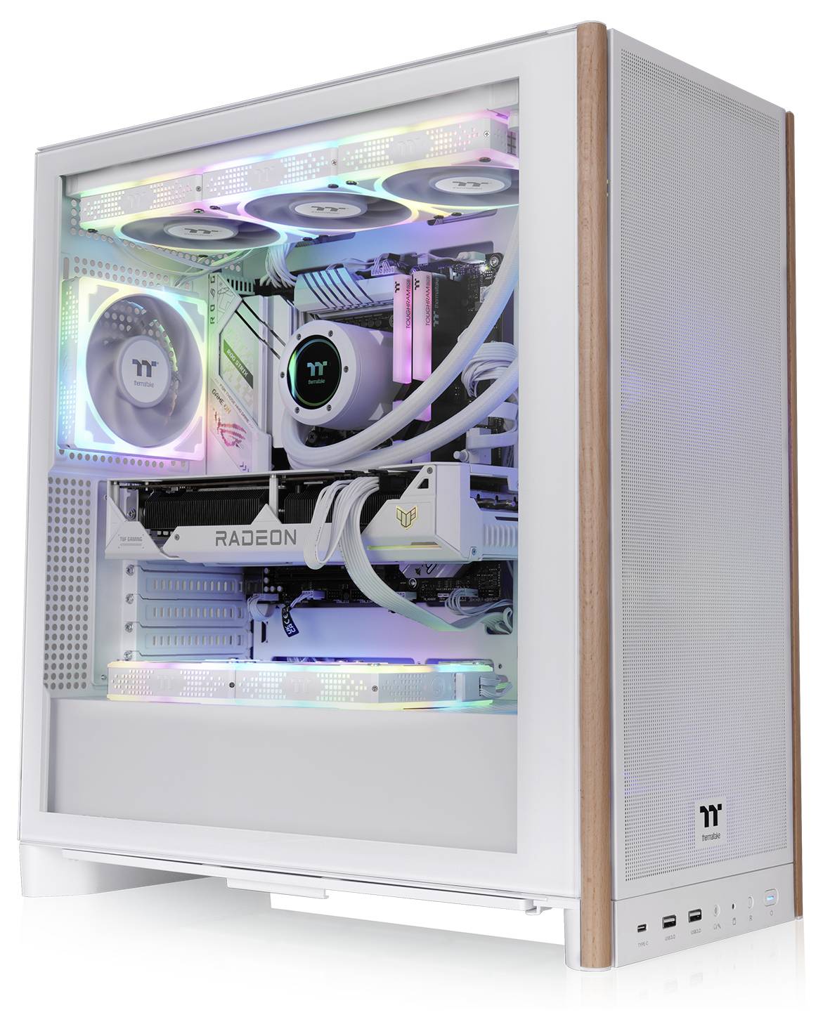 Een witte gaming-pc-behuizing met RGB-verlichting aan de binnenkant, waarbij componenten zoals ventilatoren, een videokaart met het label 'Radeon' en een koelsysteem worden tentoongesteld.