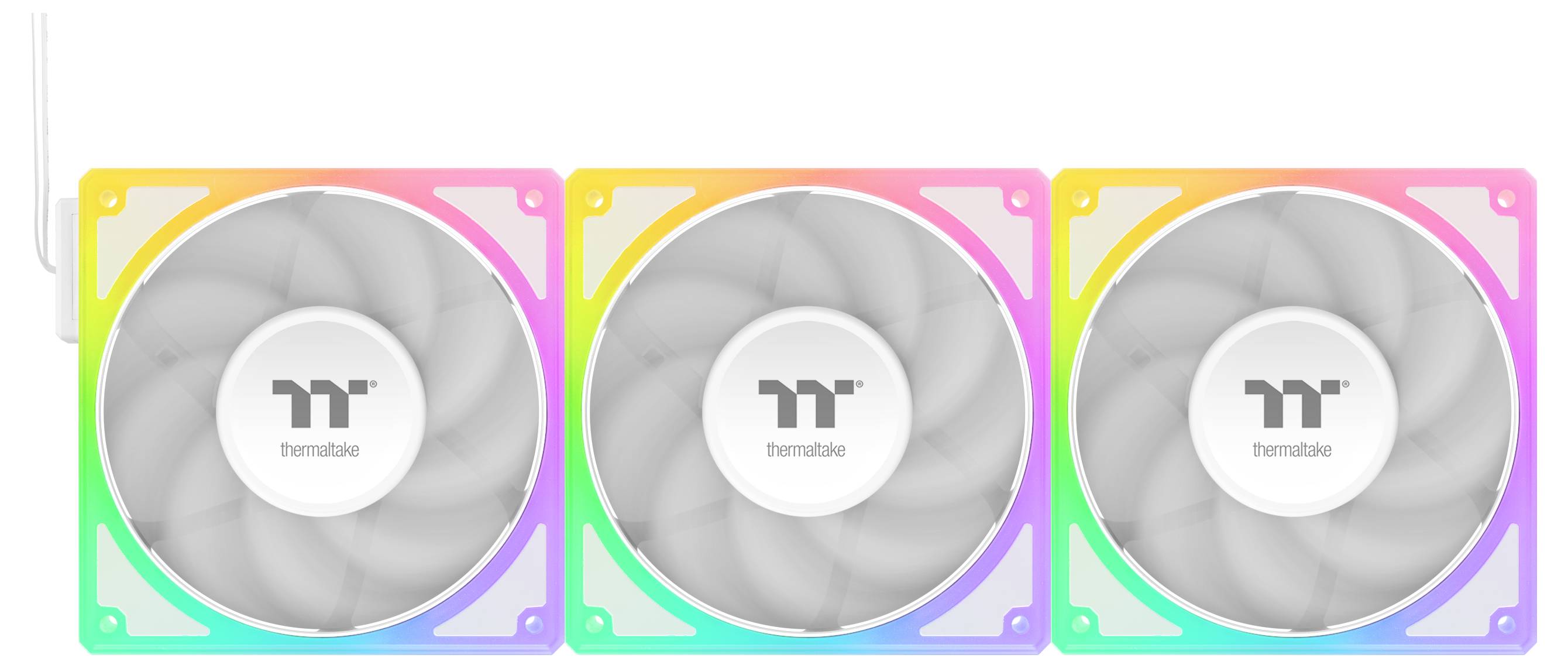'Drie Thermaltake RGB computerventilators op een rij, met meerkleurige verlichting, met een draadloze ontvanger aan de linkerkant.'