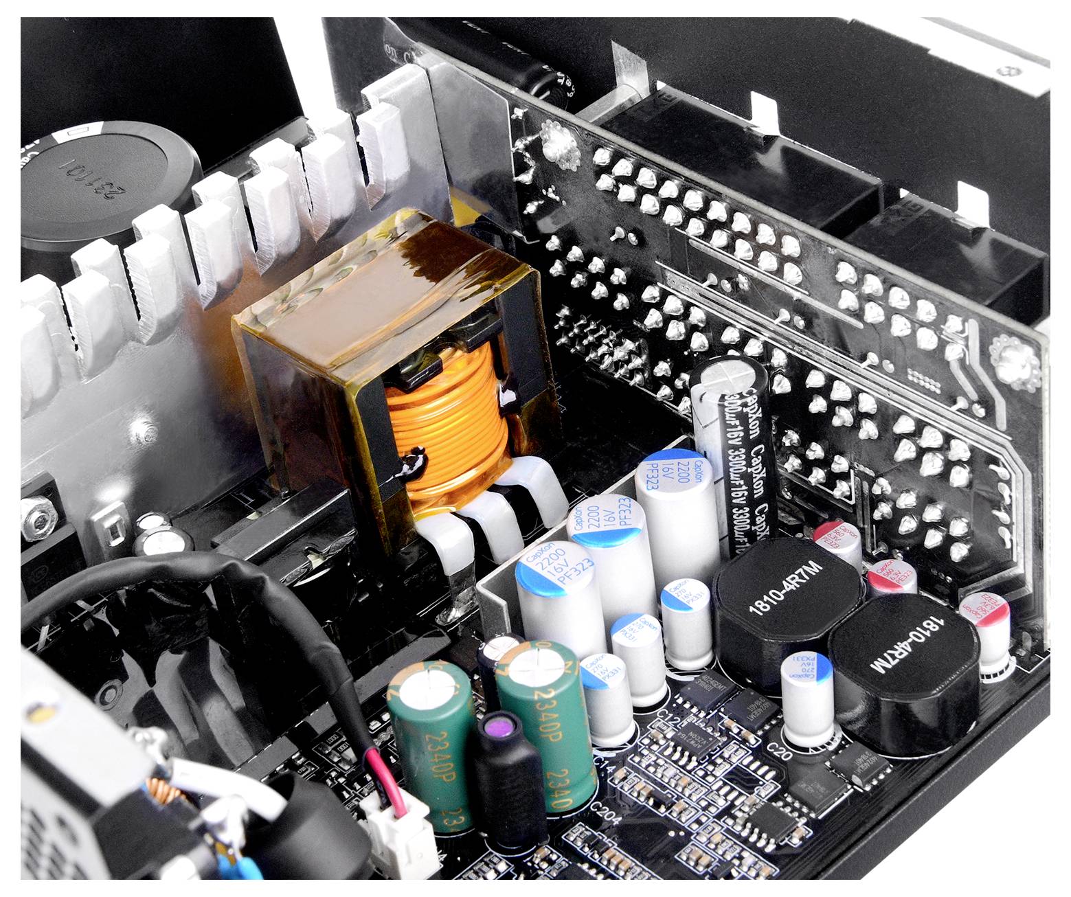 Interne weergave van een computervoeding met condensatoren, inductoren en printcomponenten, die elektronisch ontwerp illustreert.