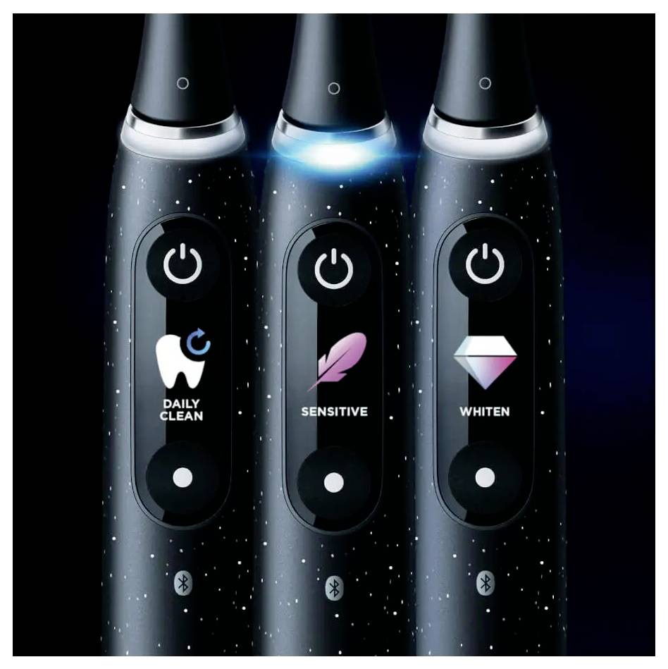 Drie elektrische tandenborstels met verschillende modi weergegeven op schermen: 'Dagelijks Reinigen' met een tandpictogram, 'Gevoelig' met een veerpictogram, 'Witten' met een diamantpictogram.