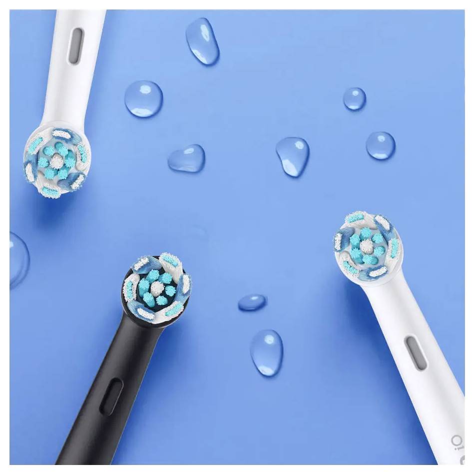 Elektrische tandenborstels met blauwe borstelharen en waterdruppels op een lichtblauwe achtergrond.