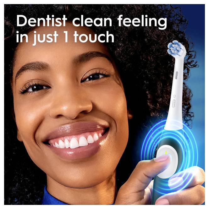 Een persoon lacht uitbundig terwijl hij een elektrische tandenborstel omhoog houdt. Tekst luidt 'Tandarts-schoon gevoel in slechts 1 aanraking', waarbij de effectiviteit van de tandenborstel wordt benadrukt.